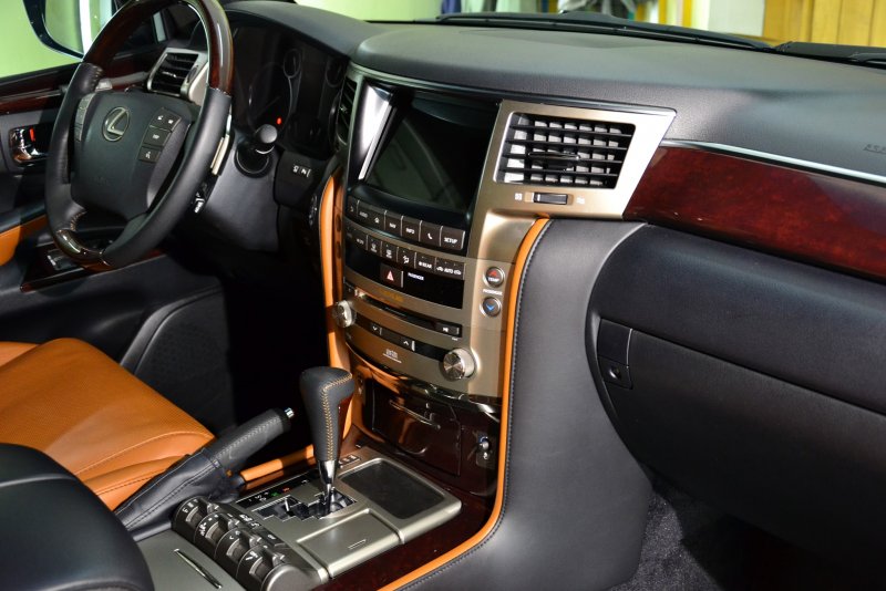 Lexus LX 570 салон