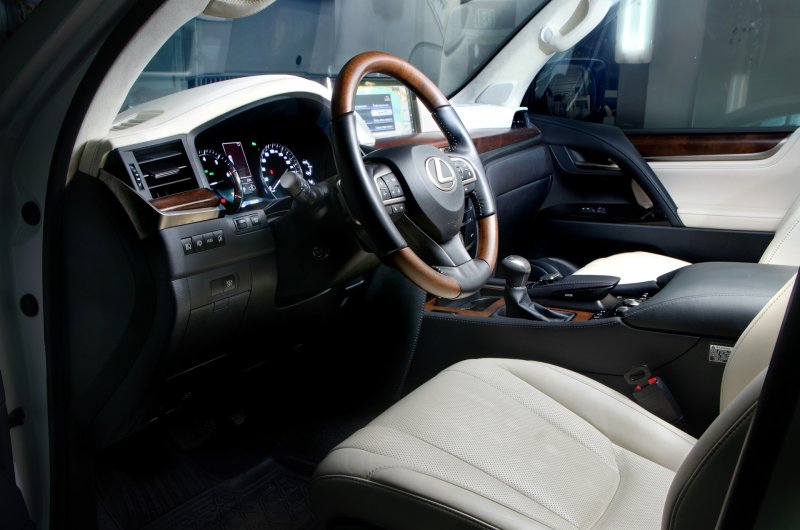 Lexus LX 570 2021 салон