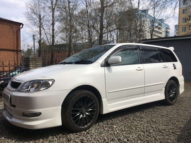 Toyota Corolla Fielder 2000 белая обвес
