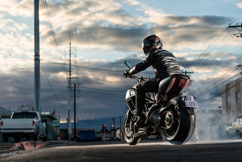 Ducati Diavel с байкером