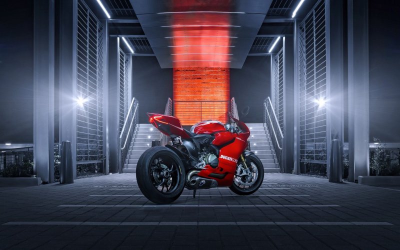 Мотоцикл Ducati красный