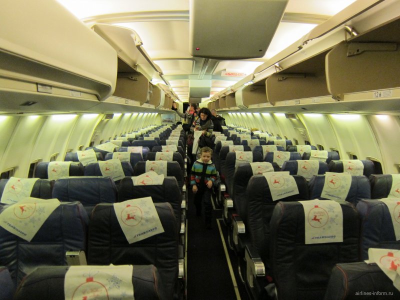 Boeing 737-500 салон с людьми