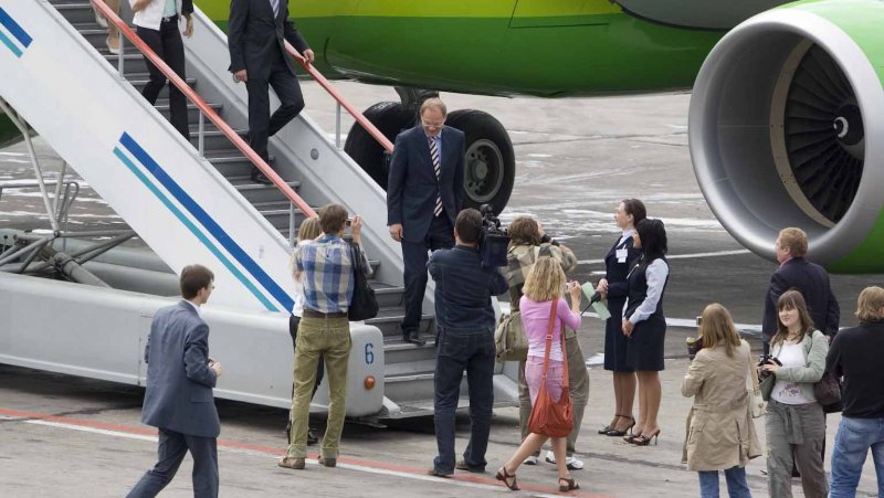 Роман Абрамович в самолете наушниках