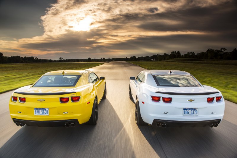 Chevrolet Camaro белый