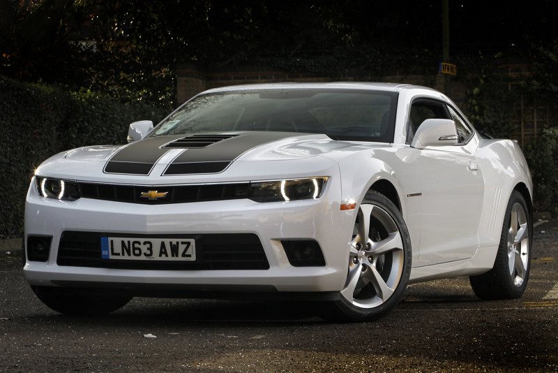 Chevrolet Camaro белый