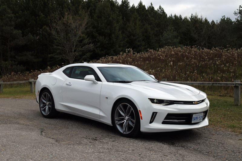 Chevrolet Camaro белый