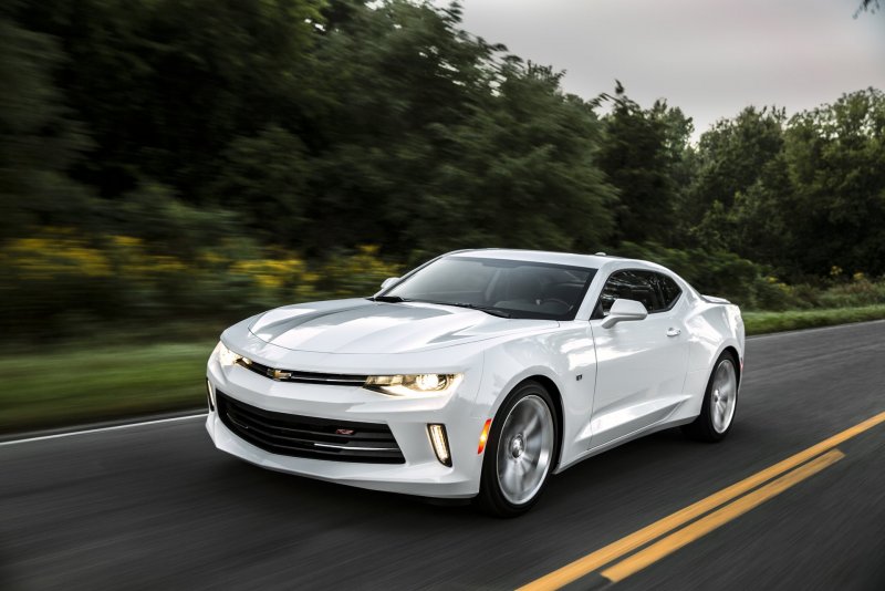 Chevrolet Camaro 2010 белый