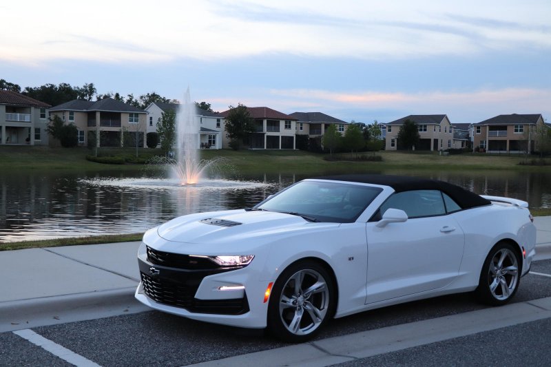 Chevrolet Camaro белый
