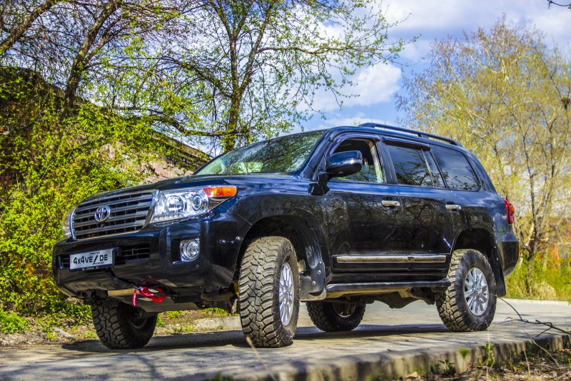 Toyota Land Cruiser 200 Black Bison