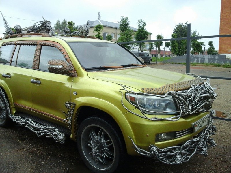 Toyota Land Cruiser 200 Black Tuning