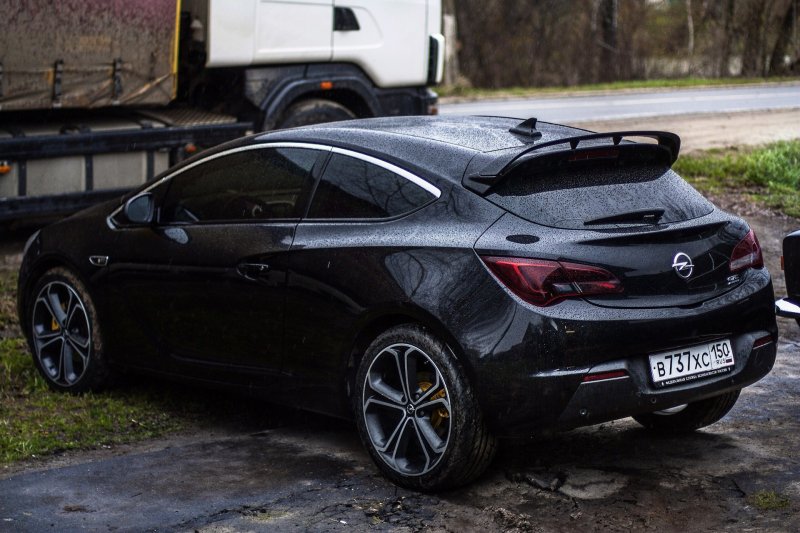 Opel GTC черная