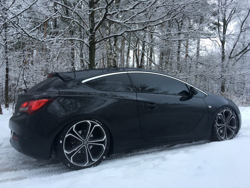 Opel Astra GTC черный