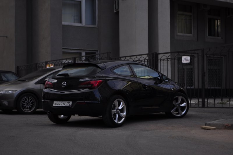 Opel Astra GTC 2014 черный