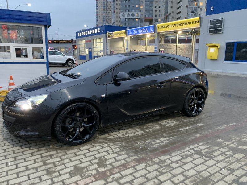 Opel Astra GTC черный