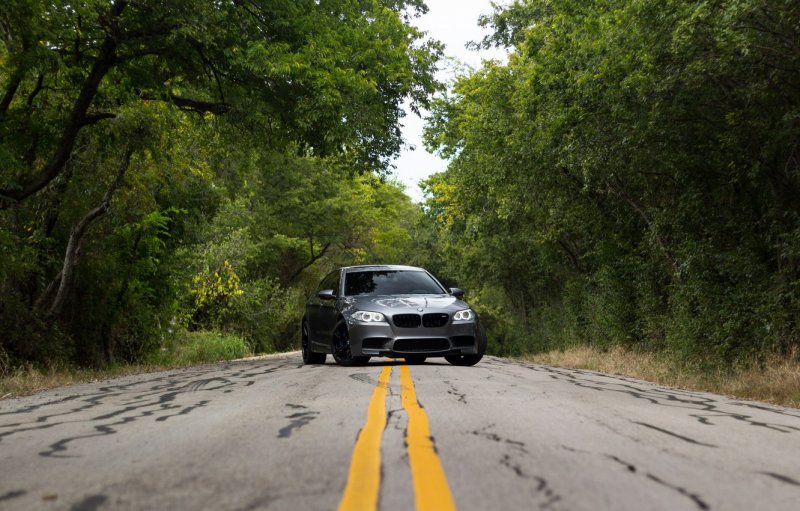 BMW на дороге