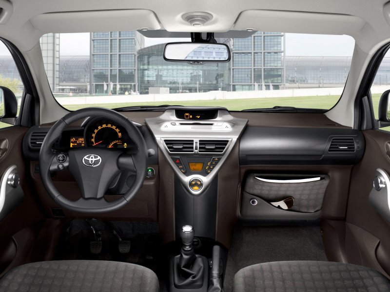 Toyota IQ 2009 салон