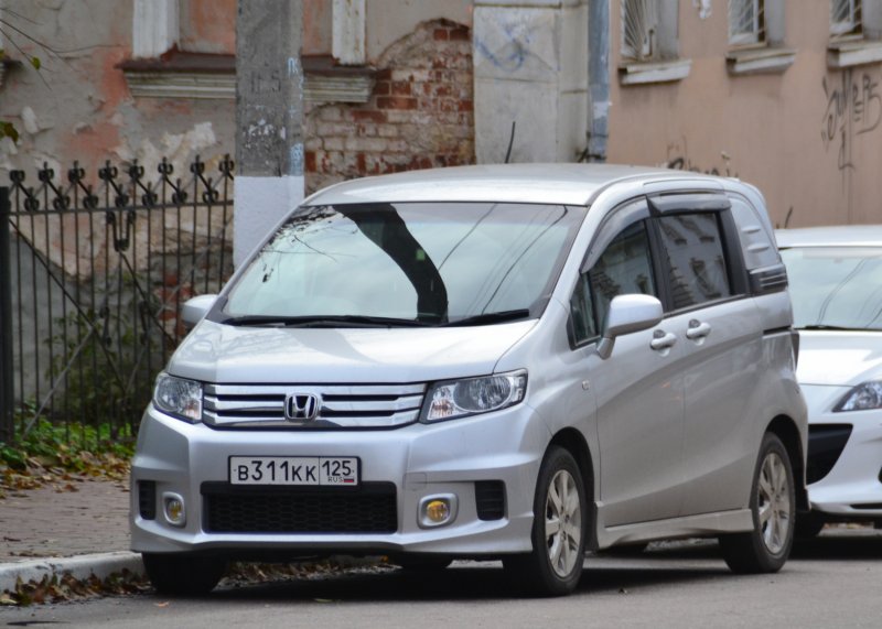 Honda freed Spike белый