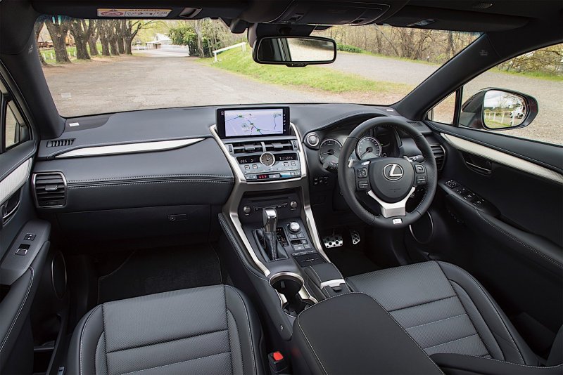 Lexus NX 200 салон красный