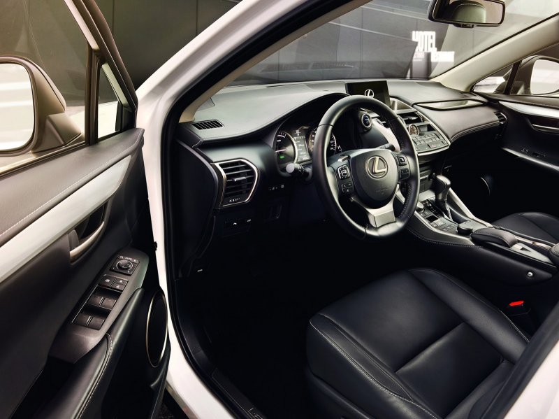 Lexus NX 200 салон