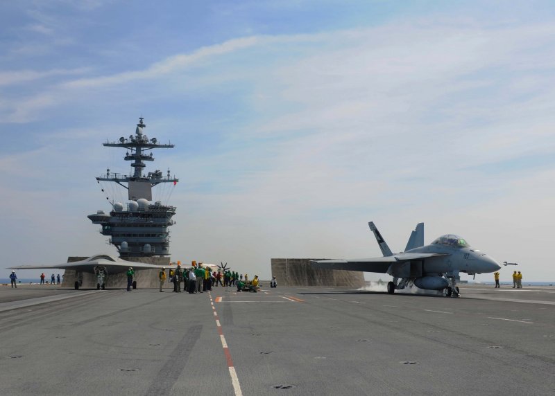 Фото f-18 на палубе авианосца