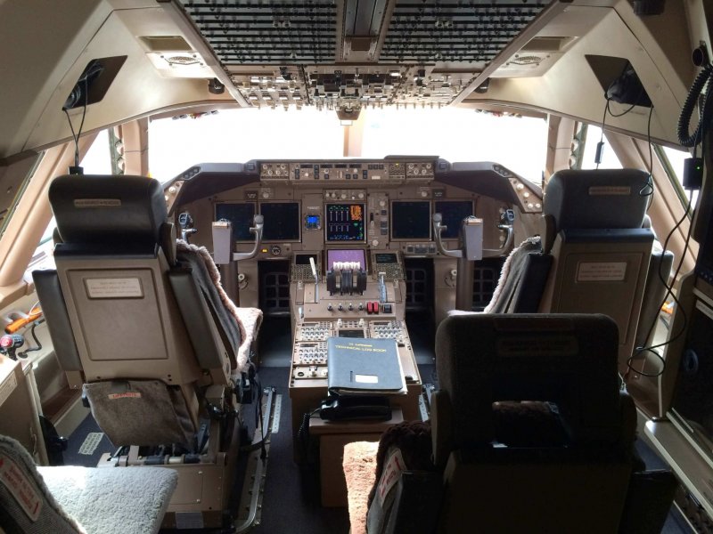 Boeing 747-800 кокпит