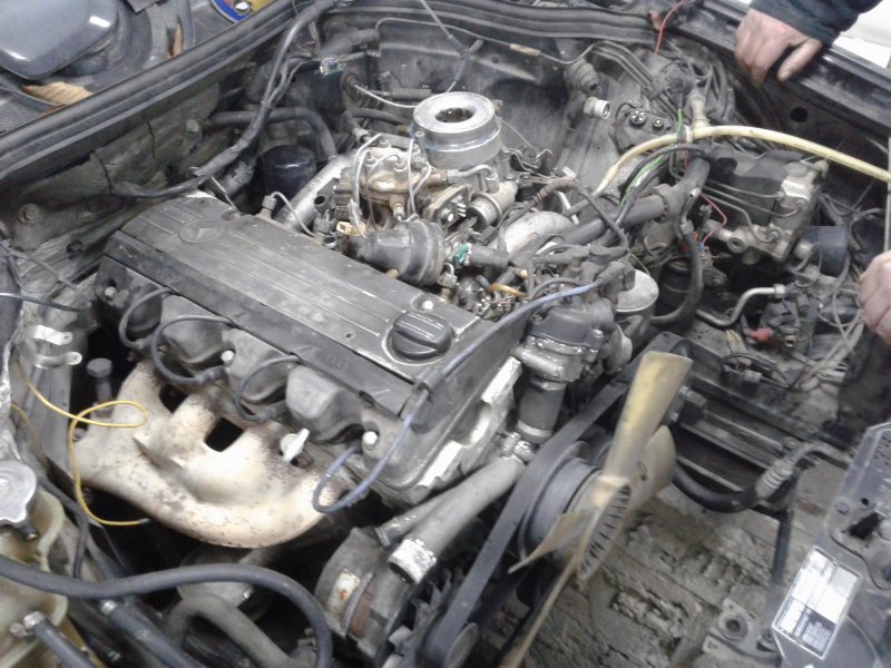 Mercedes 102 белый