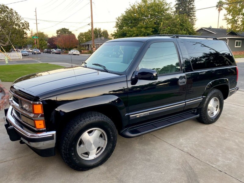 Джипа Шевроле черный цвета в лесу застряли