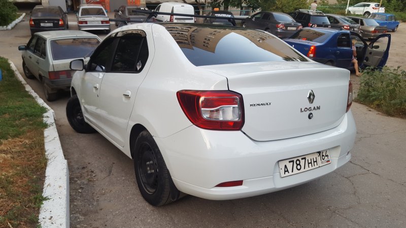Рено Логан 2 с черной крышей