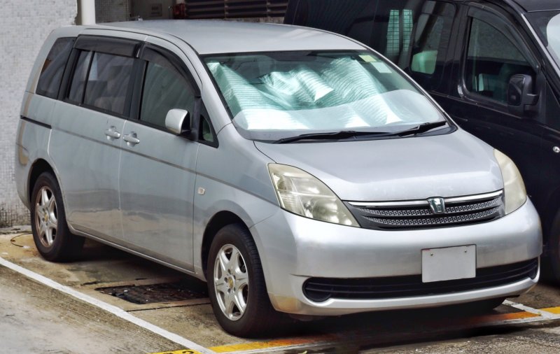 Toyota Isis 2004