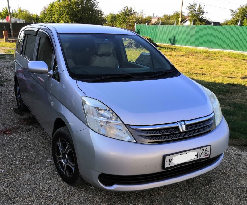Toyota Isis Platana 2012
