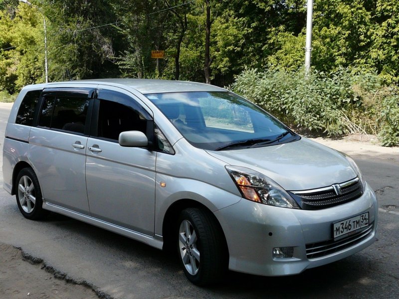 Toyota Isis i