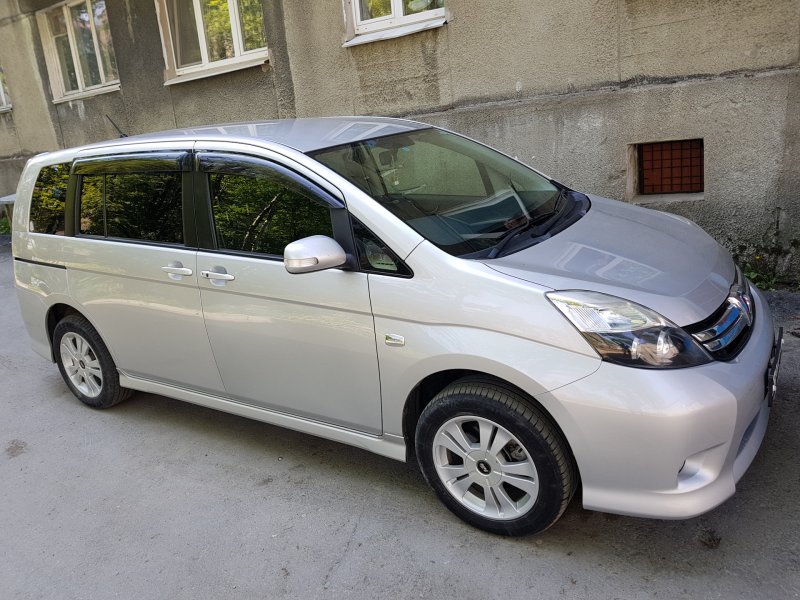 Toyota Isis 1.8 CVT, 2013,