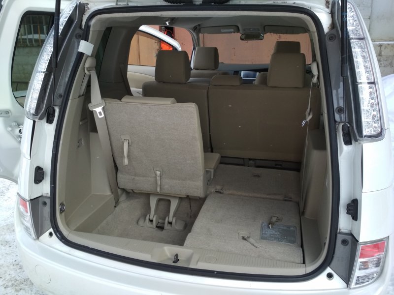 Toyota Isis 2013