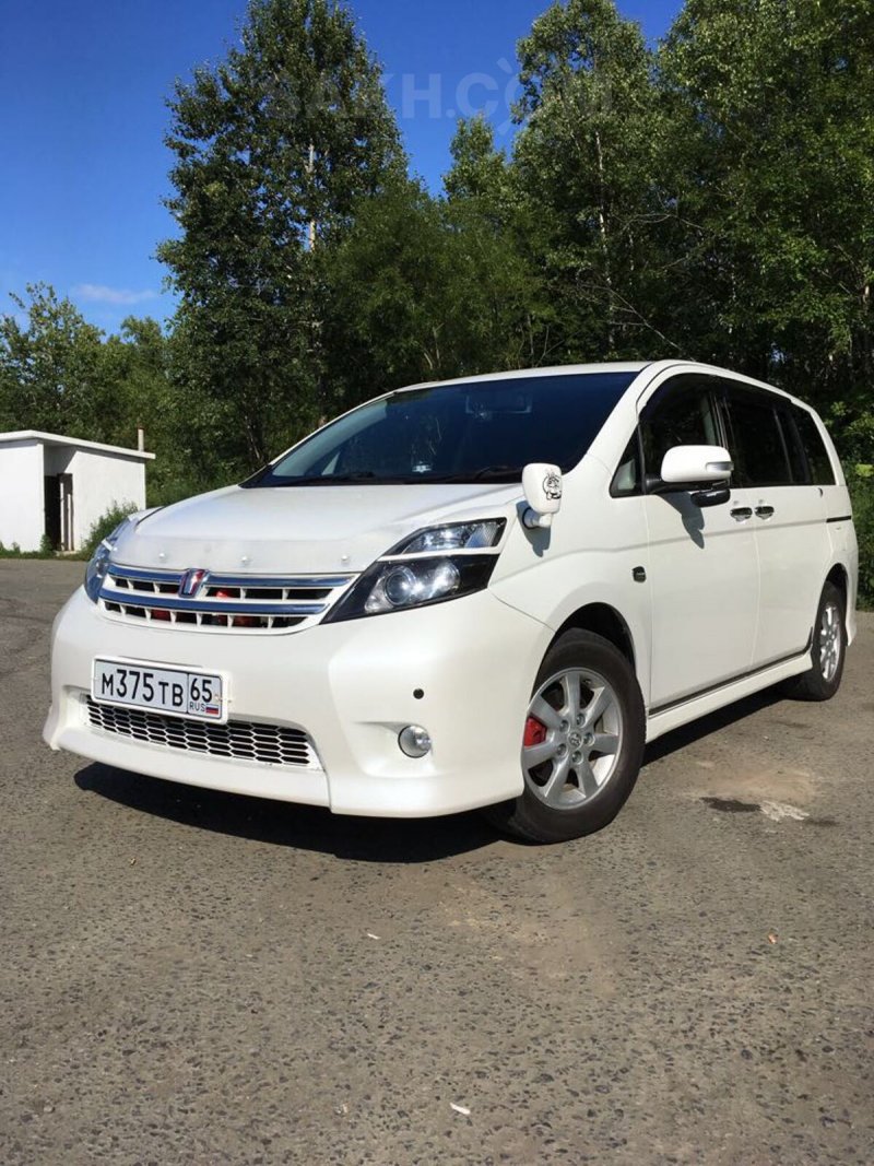 Toyota Isis 2010 открытые двери
