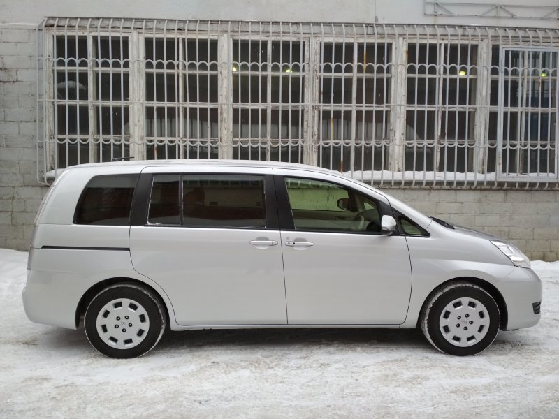 Toyota Isis 2005 белый