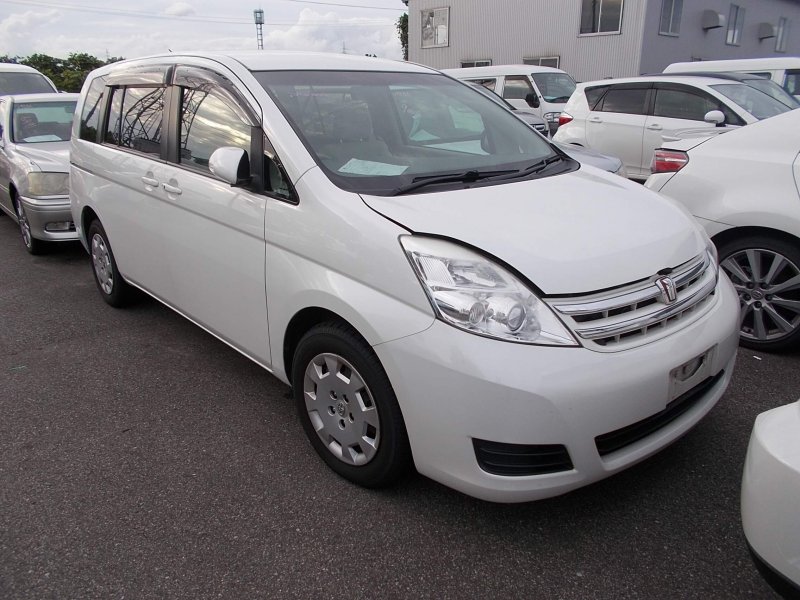 Toyota Isis 216