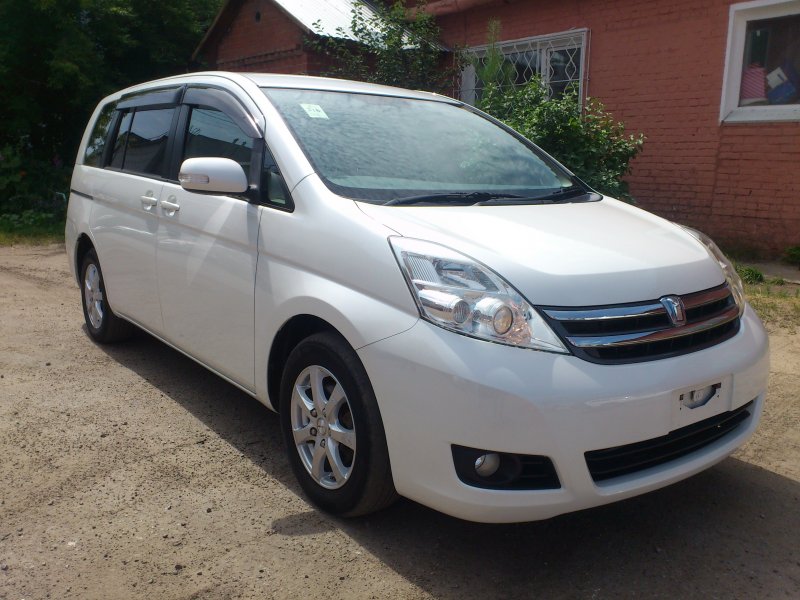 Toyota Isis 2012 салон