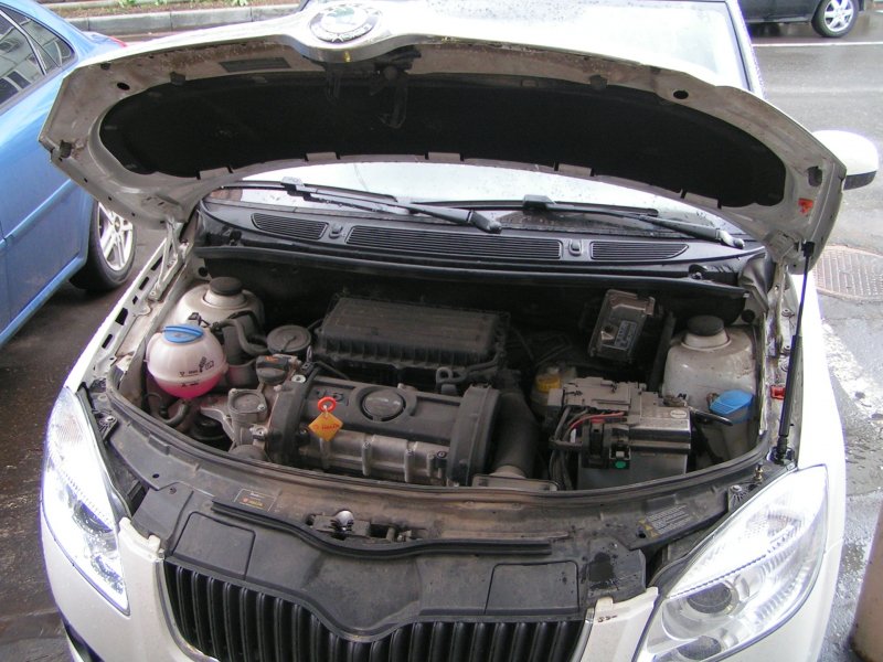 Skoda Fabia 2 подкапотное пространство
