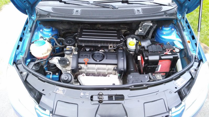 Skoda Roomster уплотнитель капота
