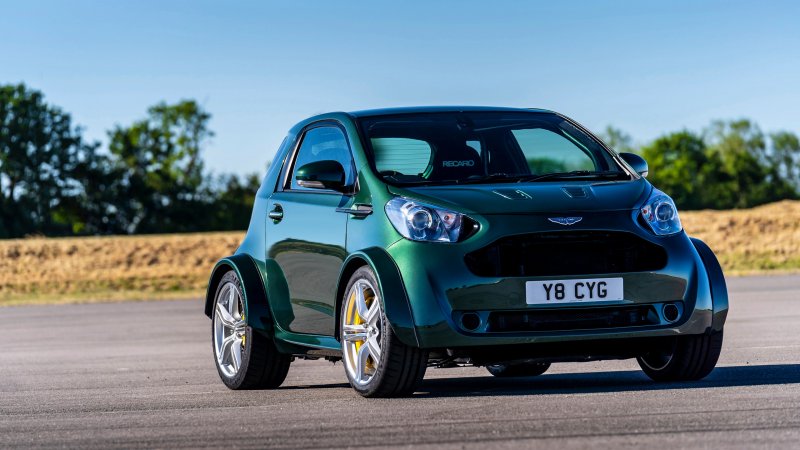 Машина Aston Martin Cygnet