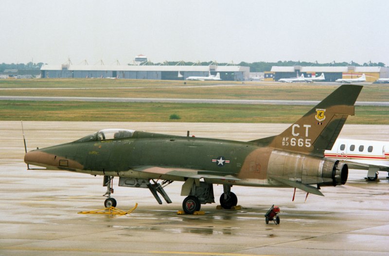 Истребитель f-100 super Sabre