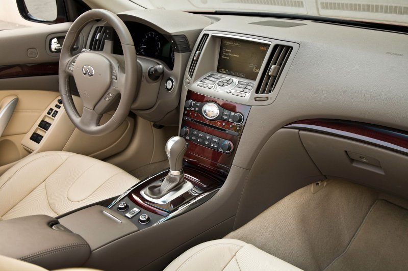 Infiniti g25 на белом салоне