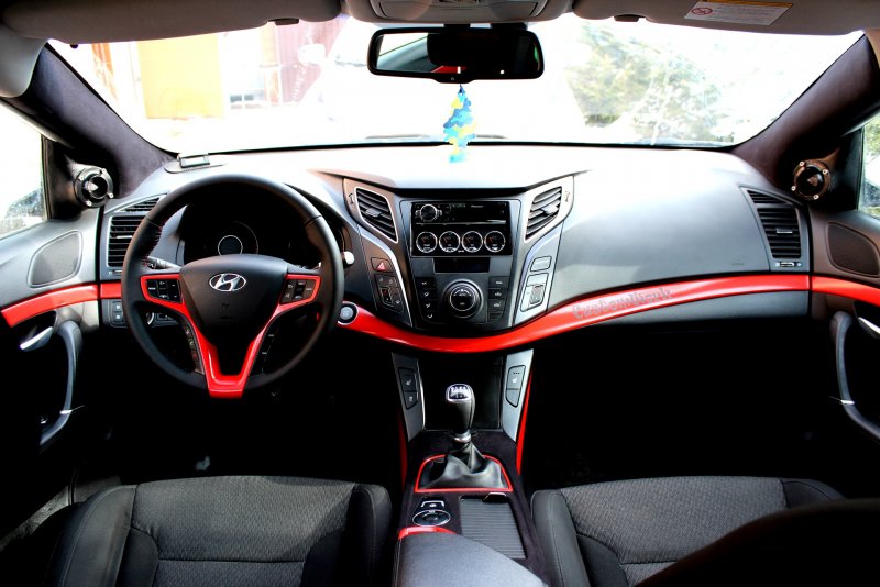 Hyundai i40 красная салон