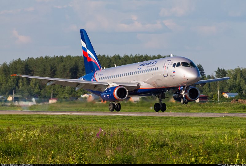 Самолет сухой Суперджет 100-95