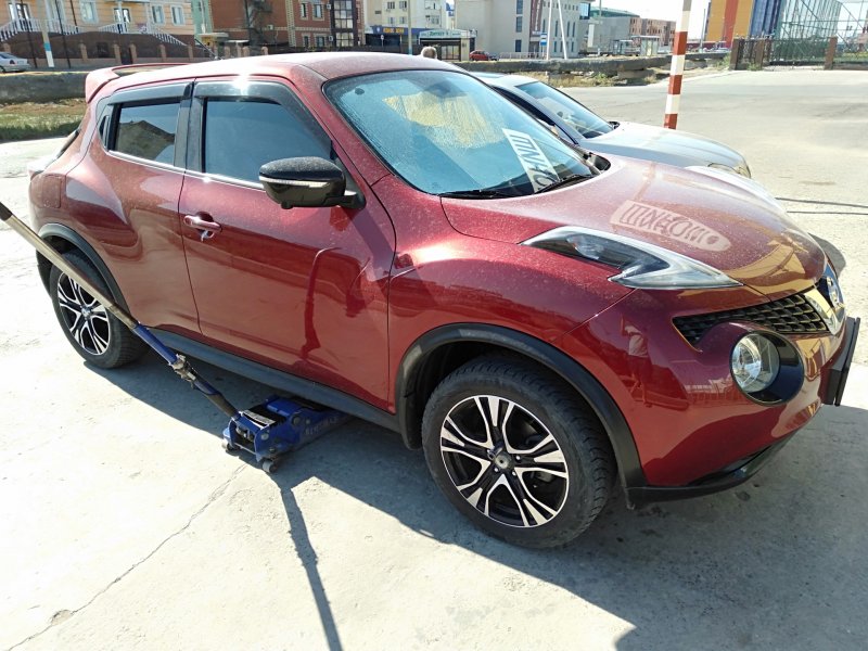 Nissan Juke красный r17