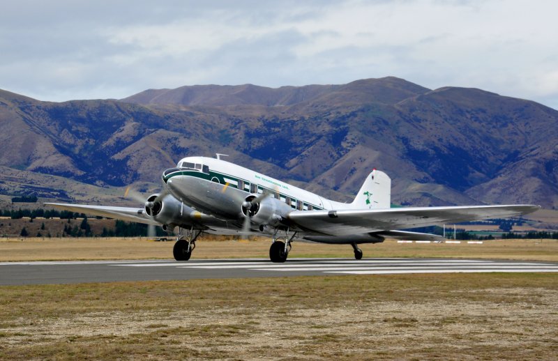 Самолет DC 3 около сельхоза