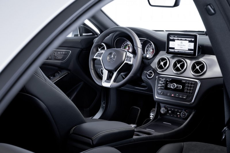 Mercedes Benz CLA 2014 салон
