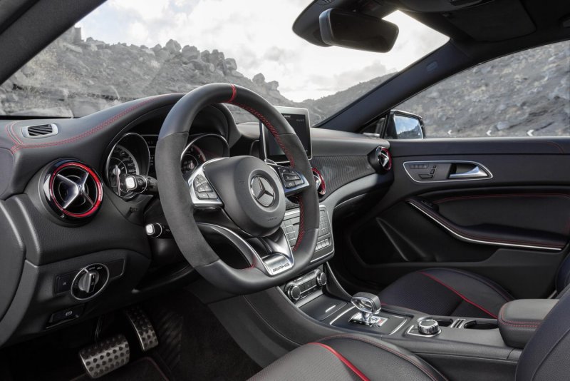 Mercedes Benz CLA 200 2020 салон