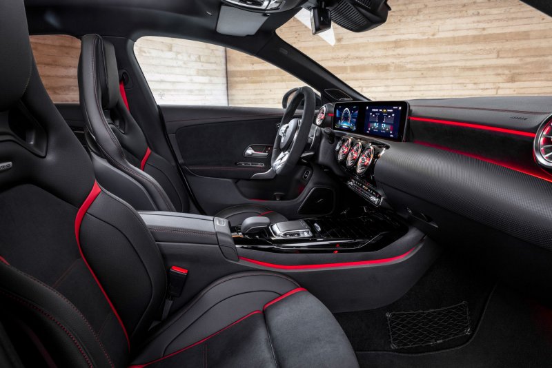 Mercedes-AMG CLA 45 S салон