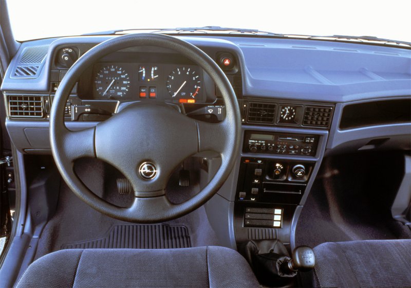 Opel Kadett e 1986 торпеда